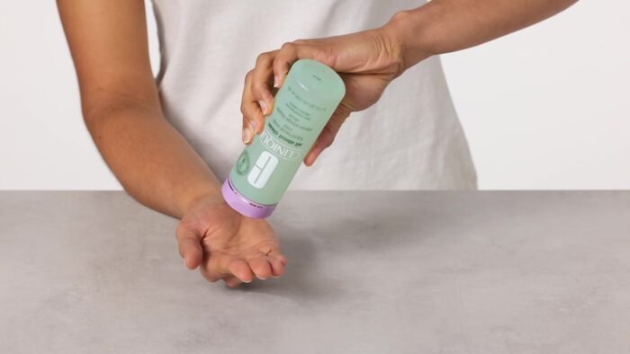 ⁦Clinique All About Clean Liquid Facial Cleanser Soap Mild 6.7 Fl Oz⁩ - الصورة ⁦3⁩