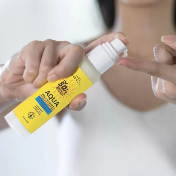 ⁦Lux Organics Aqua Daily Sunscreen 50 ml⁩ - الصورة ⁦3⁩