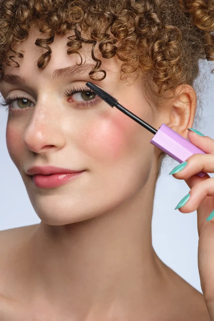 ⁦Show off your look with 24-hour volumizing mascara⁩ - الصورة ⁦2⁩