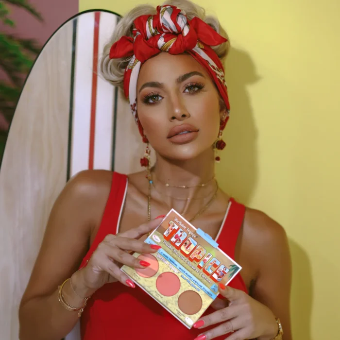 ⁦Tropics Powder Trio - Model Roz x theBalm blush/bronzer palette⁩ - الصورة ⁦2⁩