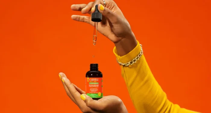 ⁦Cantu Biotin-Infused Strengthening Hair & Scalp Oil - 59ml⁩ - الصورة ⁦3⁩