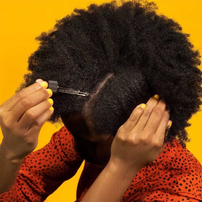 ⁦Cantu Biotin-Infused Strengthening Hair & Scalp Oil - 59ml⁩ - الصورة ⁦2⁩